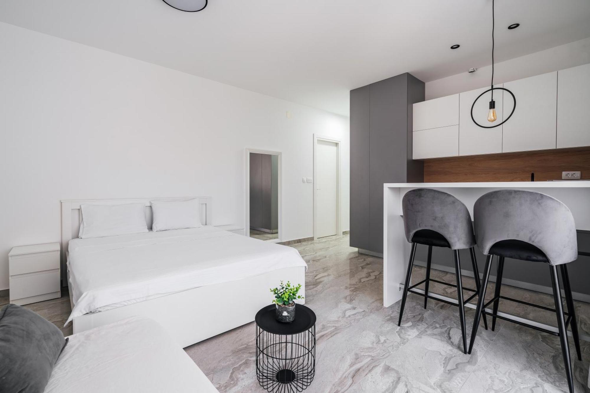 Aura Tower Aparments By In Property Rafailovici Exterior photo